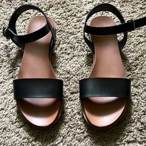 Strap sandals